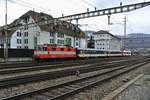 Die Re 4/4 II 11108 | 420 108-3 berfhrte am 02.02.2018 zwei EWI NPZ Wagen und einen Domino ABt von Travys vom IW Olten nach Biel.