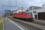 Die Re 4/4 II 11164 | 420 164-6 berfhrte am 10.02.2018 die Em 3/3 18808 von Biel RB nach Bellinzona ins IW, hier bei Durchfahrt in Solothurn West.