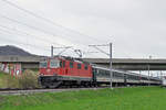 Re 4/4 II 11143 fährt Richtung Bahnhof Itingen. Die Aufnahme stammt vom 14.04.2018.