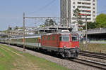 Re 4/4 II 11144 fährt Richtung Bahnhof Muttenz. Die Aufnahme stammt vom 15.04.2018.