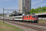 Re 4/4 II 11302 fährt Richtung Bahnhof Muttenz.