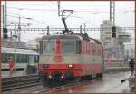 Re 4/4 II 11109 im Swiss Express Look bernimmt in Krze den EC 165 nach Buchs SG.