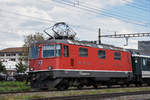 Re 4/4 II 11139 durchfährt den Bahnhof Pratteln.