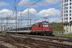 Re 4/4 II 11124 fährt Richtung Bahnhof Muttenz.