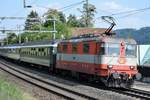 Re 4/4 II 11109  Swiss Express  zieht am Abend des 18.05.2018 ihren Interregio durch Villnachern in Richtung Basel SBB.