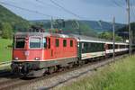 Und kurze Zeit später folgt aus der Gegenrichtung Re 4/4 II 11302, welche wiederum am 20.05.2018 ihren Schnellzug bei Tecknau BL in Richtung Basel SBB zieht.