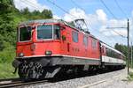 Re 4/4 II 11135 zieht ihren Interregio bei Schinznach-Dorf am 28.05.2018 in Richtung Basel SBB.