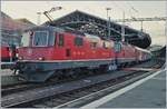 Die beiden SBB Re 4/4 II 11172 und 11158 warten mit dem EN 200 Thello von Venezia SL nach Paris Gare de Lyon in Lausanne auf die Weiterfahrt.