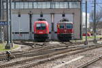 Ausruhen und warten ist für einige Maschinen im Depot in Buchs angesagt. So warten auch die ÖBB Taurus 1116 079 und die Re 4/4 11143 (420 143) auf ihre nächsten Dienste.
Die Aufnahme entstand vom Gleis 1 aus.

Buchs SG, 30.03.2018