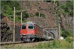 Die SBB Re 4/4 II 11114 verlässt mit ihrem IR nach Locarno den 1567 Meter langen Prato Kehrtunnel und wird in wenigen Minuten Faido erreichen.