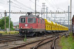 Re 420 256-0 durchfährt den Bahnhof Pratteln.