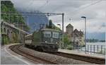 Die Re 4/4 11161 mit dem IR 1714 von Brig nach Genève Aéroport beim Château de Chillon.