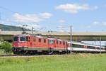 Doppeltraktion, mit den Re 4/4 II Loks 11299 und 11125, fahren Richtung Bahnhof Itingen.