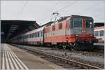 Noch vor wenigen Tagen in Lausanne mit einem (Dienst)- Güterzug fotografiert, traf ich nun die SBB Re 4/4 II 11108 in  edleren  Diensten: Die  Swiss-Express  Lok wartet mit dem EC 163 Transalpin