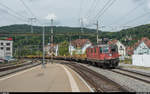 Re 4/4 II 11257 mit einem Güterzug mit neuen Schienen am 7. Juni 2018 bei der Durchfahrt im Bahnhof Baden.