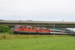 Doppeltraktion, mit den Re 4/4 II 11299 und 11144 fahren Richtung Bahnhof Itingen.