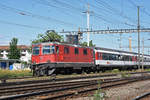 Re 4/4 II 11125 durchfährt den Bahnhof Pratteln.