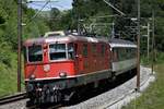 Re 4/4 II 11134 zieht am 12.07.2018 ihren Interregio bei Wallbach (Schinznach-Dorf) in Richtung Basel.