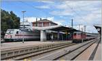 Anschluss am gleichen Bahnsteig in Singen (Htwl) zwischen IC2387 mit 146 568-1 aus Stuttgart zum IC487 mit Re 4/4 II 11304 nach Zürich HB.