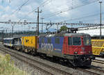 SBB CARGO:
Innerthalb von fünf Minuten drei Re 4/4 verewigt ab dem selben Fotostandort beim Güterbahnhof Langenthal. Das nennt man FOTOGRAFENGLÜCK.
Kurzgüterzug mit der Re 420 253-7. Am Schluss des Zuges mitgeführt wird der beireits am 19. Juni 2018 unter ID 1091060 und ID 1091059 eingestellte BDt.
Hoffentlich endet seine Fahrt nicht in Kaiseraugst! 
Foto: Walter Ruetsch