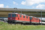 Doppeltraktion, mit den Re 4/4 II 11127 und 11118 fahren Richtung Bahnhof Ittingen.