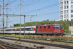 Re 4/4 II 11112 durchfährt den Bahnhof Pratteln.