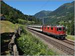 Die SBB Re 4/4 II 11125 fährt mit einem  Gotthard IR bei Rodi Fiesso Richtung Locarno.