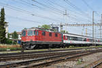 Re 4/4 II 11140 durchfährt den Bahnhof Pratteln. Die Aufnahme stammt vom 28.05.2018.