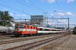 Die SBB Re 4/4 II Nr. 11109 ex Swiss Express bespannte am 15. August 2018 den IC 4 184 Zürich HB - Stuttgart Hbf. Die  Crèmeschnitte  ist im Bild unterwegs zwischen Glattbrugg und Rümlang.