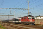 Re 4/4 II 11133 durchfährt den Bahnhof Rheinfelden.