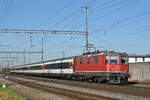 Re 4/4 II 11139 fährt beim Bahnhof Rheinfelden ein.