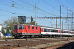 Re 4/4 II 11304 durchfährt den Bahnhof Pratteln.