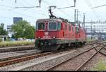 Re 4/4 II 11233 (420 233-9) und eine Schwesterlok der SBB als Lokzug durchfahren den Bahnhof Pratteln (CH) in westlicher Richtung.