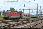 Autotransportzug (leer) mit Re 4/4 II 11277 (420 277-6) SBB durchfährt den Bahnhof Pratteln (CH) in westlicher Richtung.