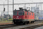 Re 420 258-6 durchfährt solo den Bahnhof Pratteln.