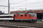 Re 4/4 II 11129 durchfährt den Bahnhof Pratteln.