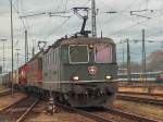 Re 4/4 II 11310 und eine Re 6/6 mit einem Hupac Zug am 13.12.03 bei Basel Bad Bf