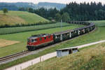 Sehr seltener Grossverkehr auf RM/VHB
SBB Sonderzug auf VHB
Im August 1994 wurde diese Strecke noch durch die VHB für den Personen- sowie den Güterverkehr betrieben. Damals stand ich ganz  ALLEINE UND VERLASSEN  an der heutigen Museumsstrecke Sumiswald Grünen - Huttwil der Genossenschaft Museumsbahn Emmental GmbH, als ich den ausserordentlich langen SBB-Sonderzug mit der roten nicht erkennbaren Re 4/4 II vor elf Leichtstahlwagen bei Gammenthal-Sumiswald verewigte.
Foto: Walter Ruetsch