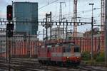 Swiss Express Re 4/4 II 11108 wartet gemeinsam mit der roten Schwesterlok 11131 am 02.01.2019 vor dem Prime Tower im Vorfeld des Zürcher Hauptbahnhofs auf die Übernahme des Interregio nach