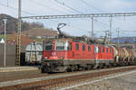 Doppeltraktion, mit den Loks 420 233-9 und 430 353-3 durchfährt den Bahnhof Gelterkinden.