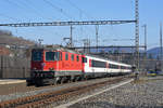 Re 4/4 II 11114 durchfährt den Bahnhof Gelterkinden.