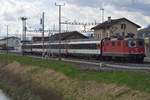 Als der „RHEINTAL-EXPRESS“ noch mit lokbespannten Zgen verkehrte (|) - Re 4/4 II 11157 zieht am 13.04.2013 den mit unterschiedlichen Wagen zusammengestellten RE 3826, Chur - St.