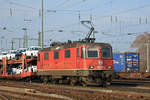 Re 420 321-2 durchfährt den badischen Bahnhof.