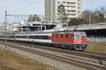 Re 4/4 II 11145 fährt Richtung Bahnhof Muttenz.