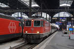 EINST UND JETZT - ALT UND NEU  IR 37 Basel SBB - Zürich HB    EINST:     Mit der robusten SLM BBC MFO SAAS Re 4/4 II 11135, mit Baujahr 1967  in Basel auf die Abfahrt wartend am 1.