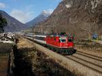 Die Re 4/4 11196 mit einem IR am 23.01.2016 unterwegs bei Biasca.