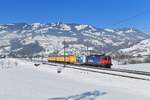 Re 420 288 mit einem Postzug am 05.02.2019 bei Steinen.