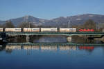 SBB CARGO Re 4/4 11313 beim Passieren der Aarebrücke in Wangen an der Aare am 25.