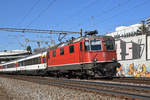 Re 4/4 II 11172 fährt Richtung Bahnhof Muttenz.