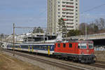 Re 4/4 II 11143 fährt Richtung Bahnhof Muttenz.